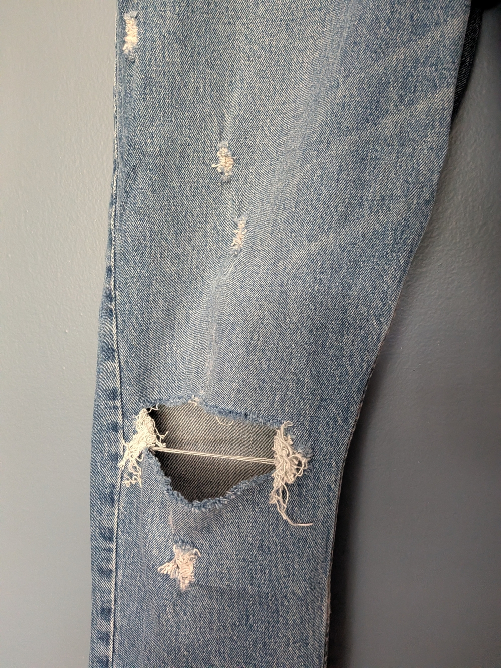 Abercrombie & Fitch Light Wash Distressed Mom Jeans - Curve Love - Picture 4 of 12